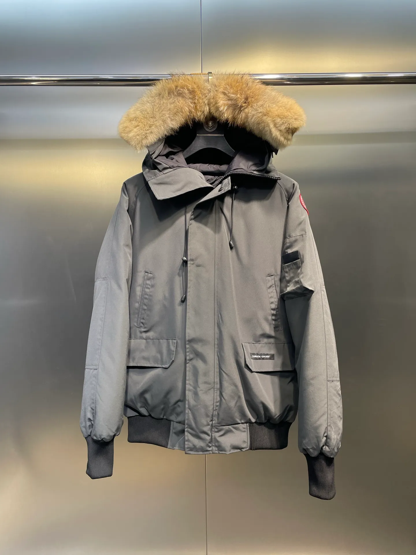 P780 high-end version Canada Goose Canada Goose #Chilliwack 7999M bomber jacket short down jacket/01 model #Men and Women Same Style# ➖ Genuine synchronous anti-counterfeiting chip sensor! ➖ Imported 21S polyester-cotton blended original fabric [last year’s 16S/18S hard fabrics have been completely eliminated, this year all use 21S genuine synchronous fabrics, the soft mid-strap feels delicate and textured], genuine synchronous Feather-Light 10D waterproof coating fabric, made of 84.5 polyester fiber and 15.5 cotton, 100% the best feel in the entire network! ➖ The genuine official website is synchronized with the national standard 80 white duck down, you can check the official website customer service, there will never be a series of misleading claims such as 90 down or goose down! ➖ Using the best nylon lining with double double-layer sealing design, velvet-proof No. 7 needle + grid-filled down ready-made garments, there is 100% no so-called velvet running! ➖ The cuffs are designed with thickened seamless threads, and the collar and pockets are lined with top-quality polar fleece to keep you warm and comfortable! ➖ Yoshida YKK provides original custom-made electroplated sliders. YKK two-way lockable zippers are tight and smooth and will not peel off paint! ➖ 3M composite guarantees that the Velcro is the same as the original, durable, and all accessories and hardware are custom-made! ➖ Imported BEHRINGER embroidery machine to customize the 10,000-needle embroidery logo, 98% of which can be reproduced to restore the original logo. You can check and compare on the official website! ➖ The fur collars are all made of large pieces of Western Canadian blue wolf hide, ensuring that each fur collar is 13-15cm wide!   Size:XS-XXL